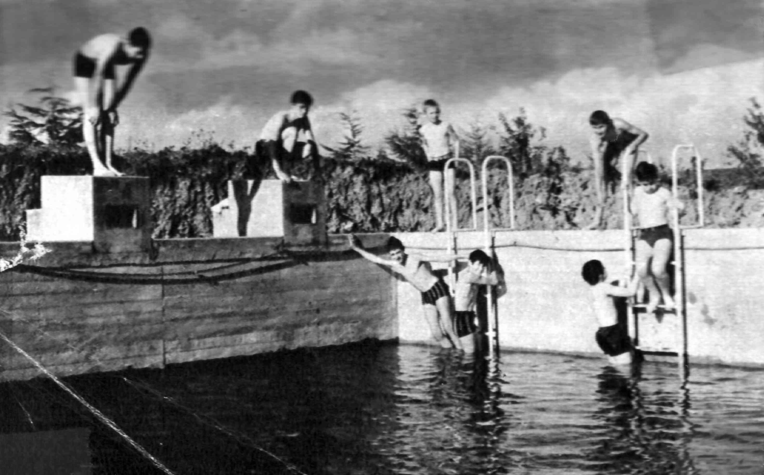 la piscine  moiti pleine