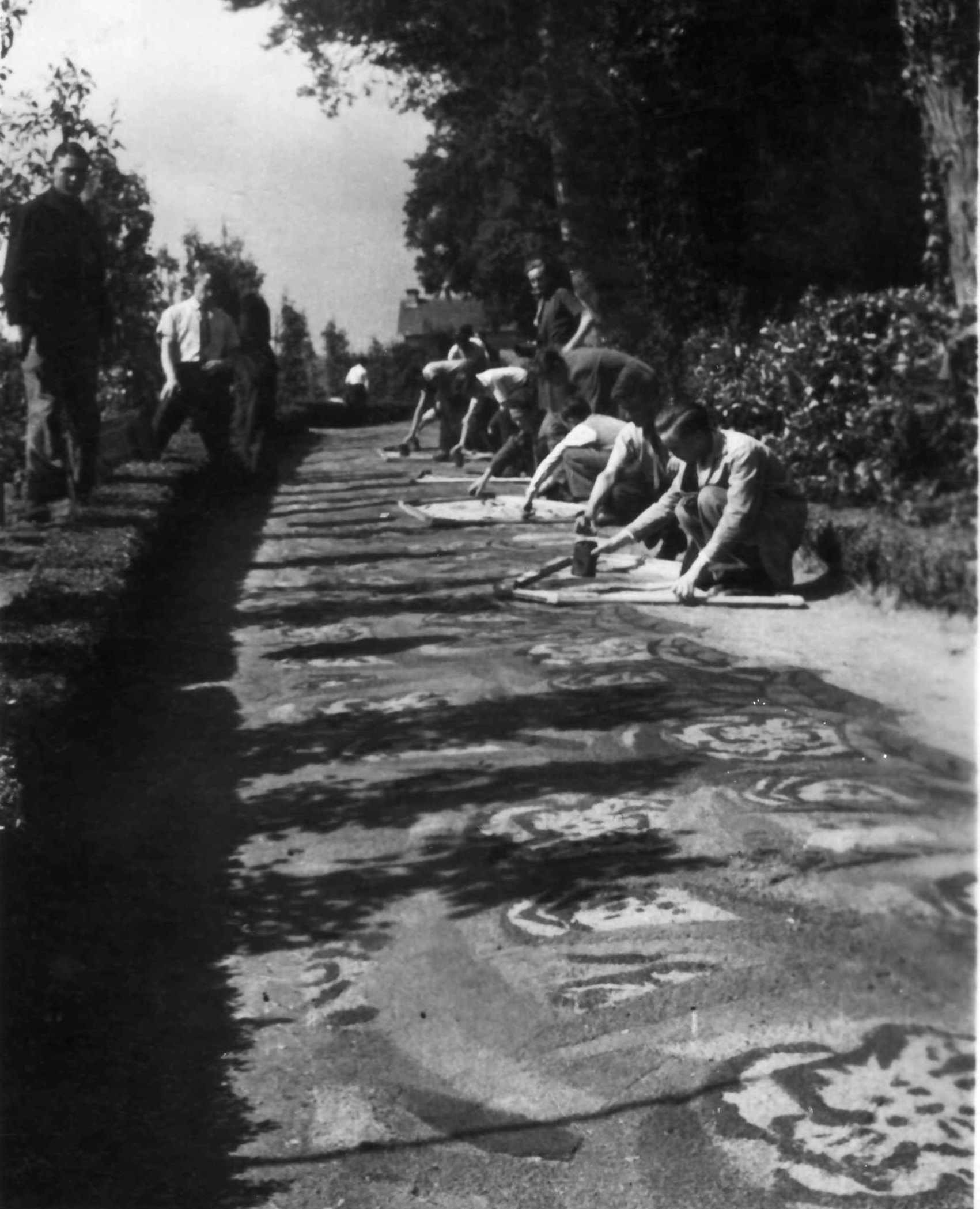 Prparation de la Fte-Dieu, en juin 1946