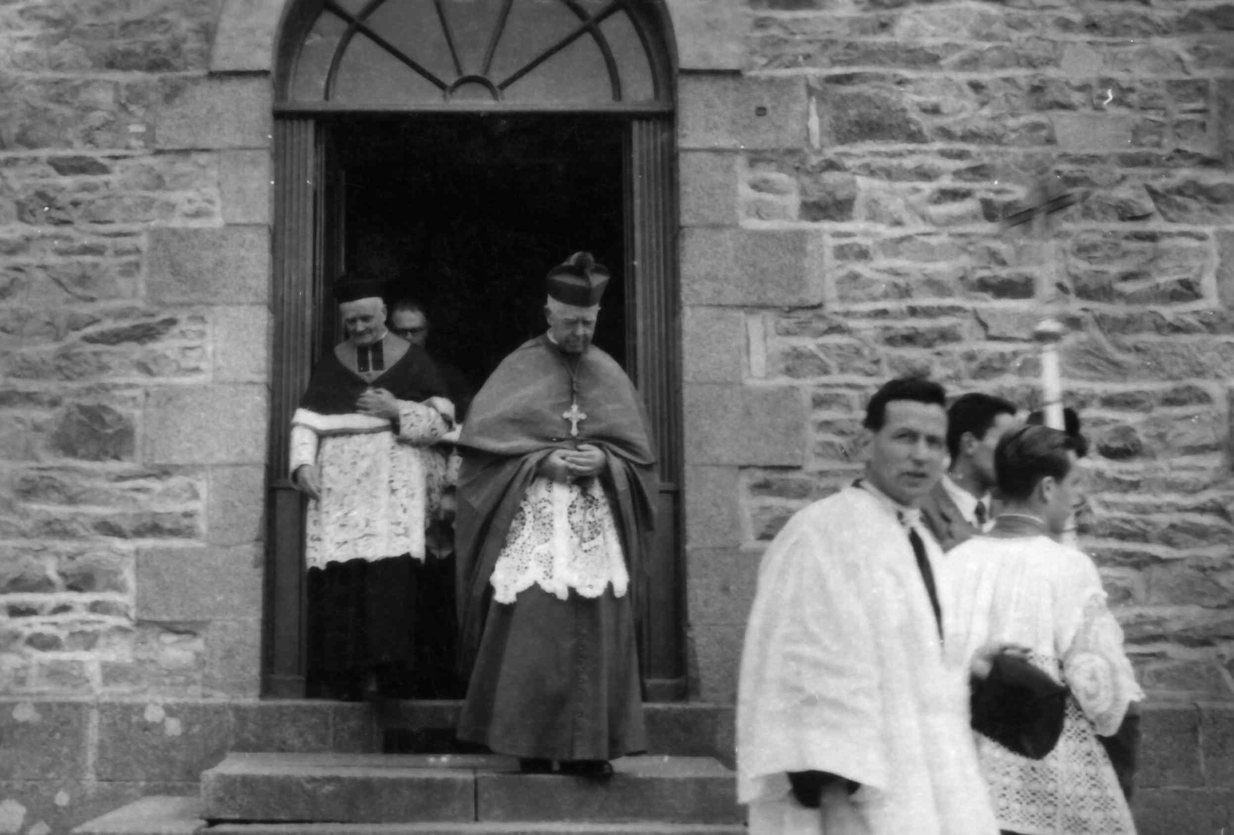 Mgr Serrand, vque de Saint-Brieuc et Trguier, prside la Fte-Dieu de 1946