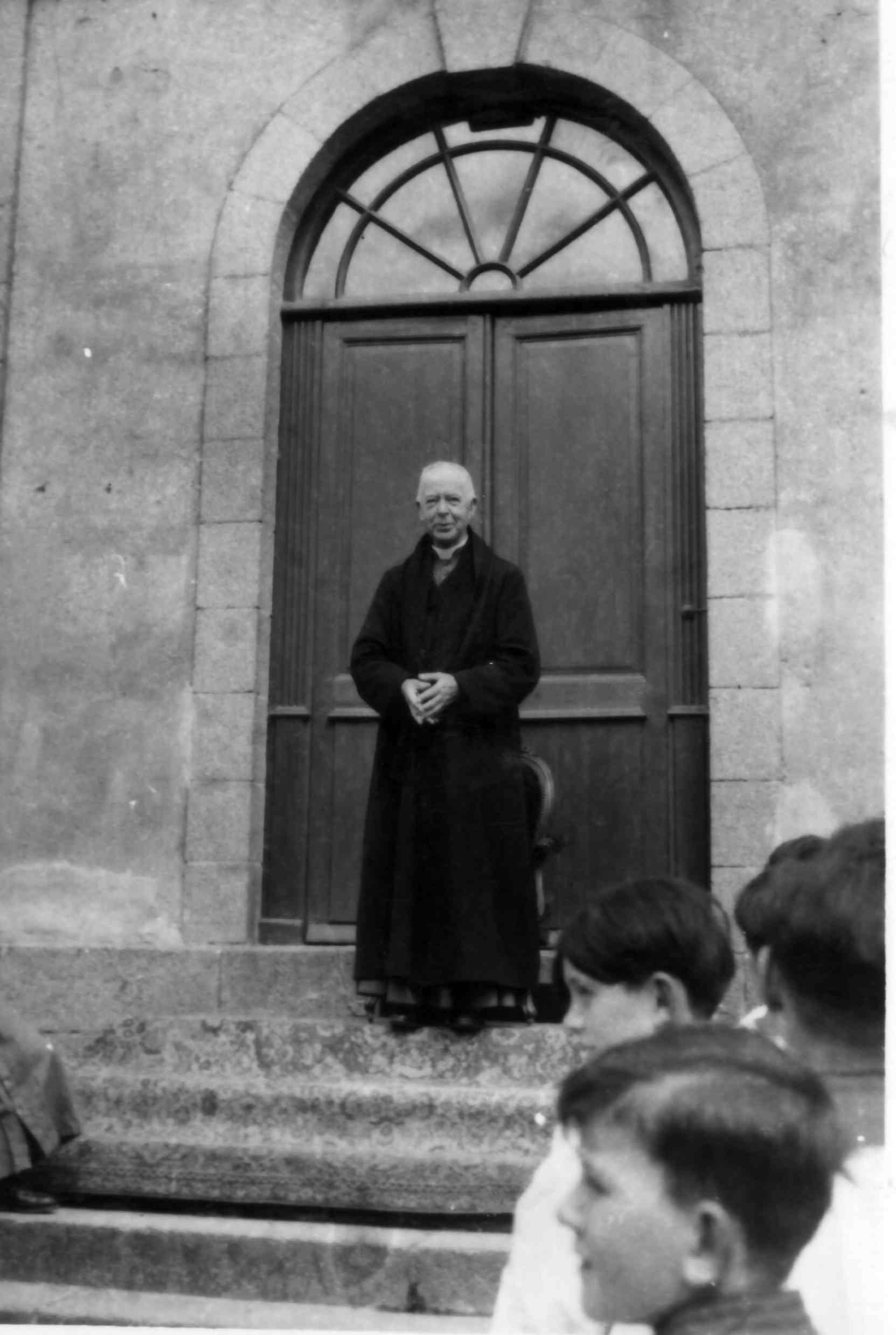 Mgr Serrand, vque de Saint-Brieuc et Trguier, prside la Fte-Dieu de 1946