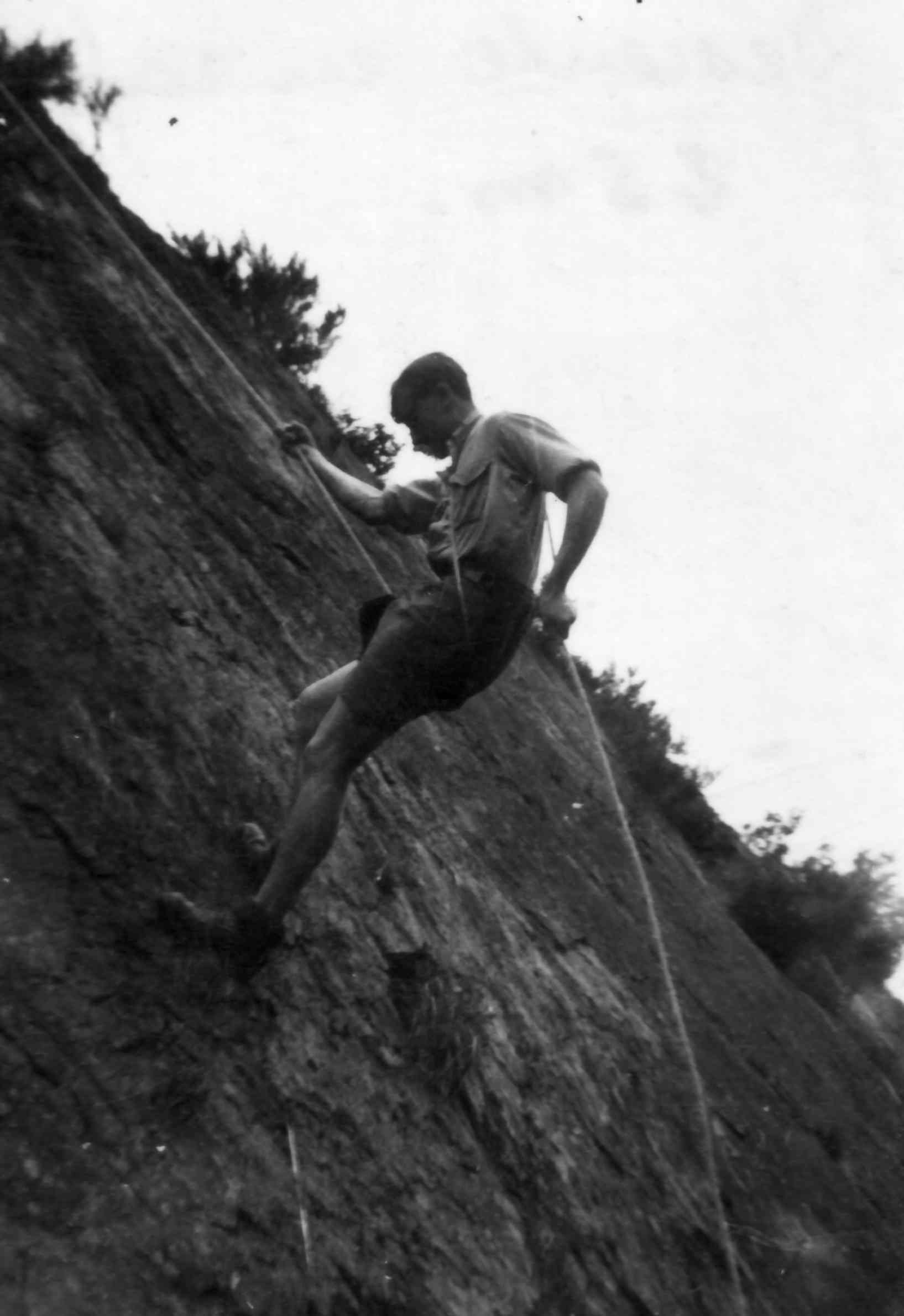 Descente en rappel, sur 25m Descente en rappel, sur 25m