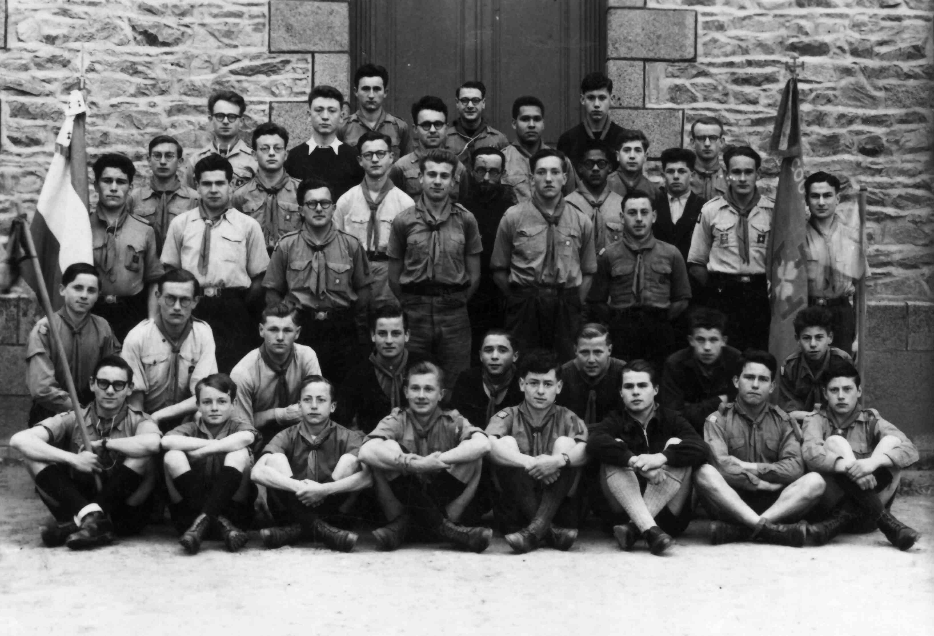 La troupe scoute en 1947-48 (?) avec son aumonier, le père Carlet La troupe scoute en 1947-48 (?) avec son aumonier, le père Carlet