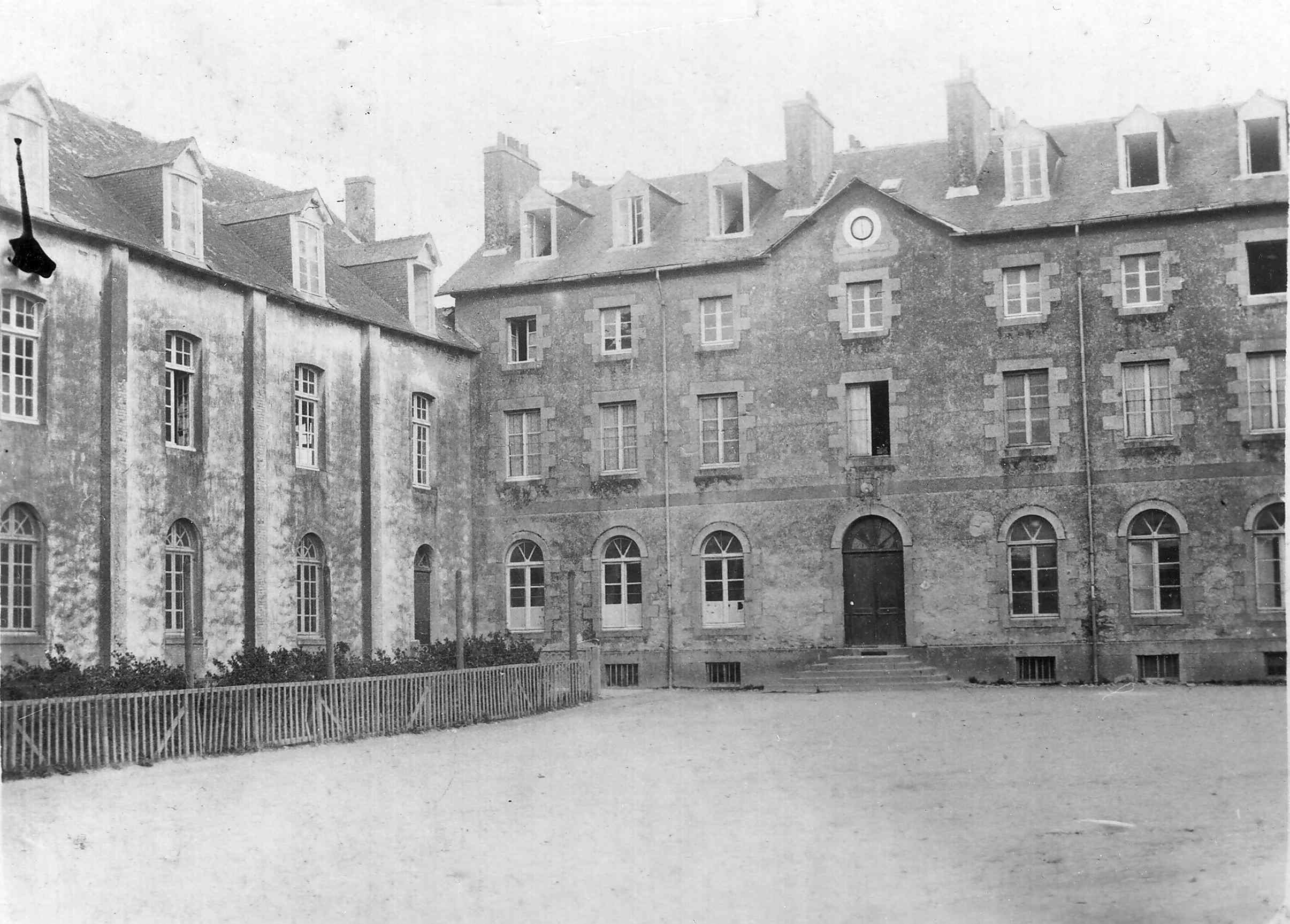 Le btiment principal et la cour, en 1929