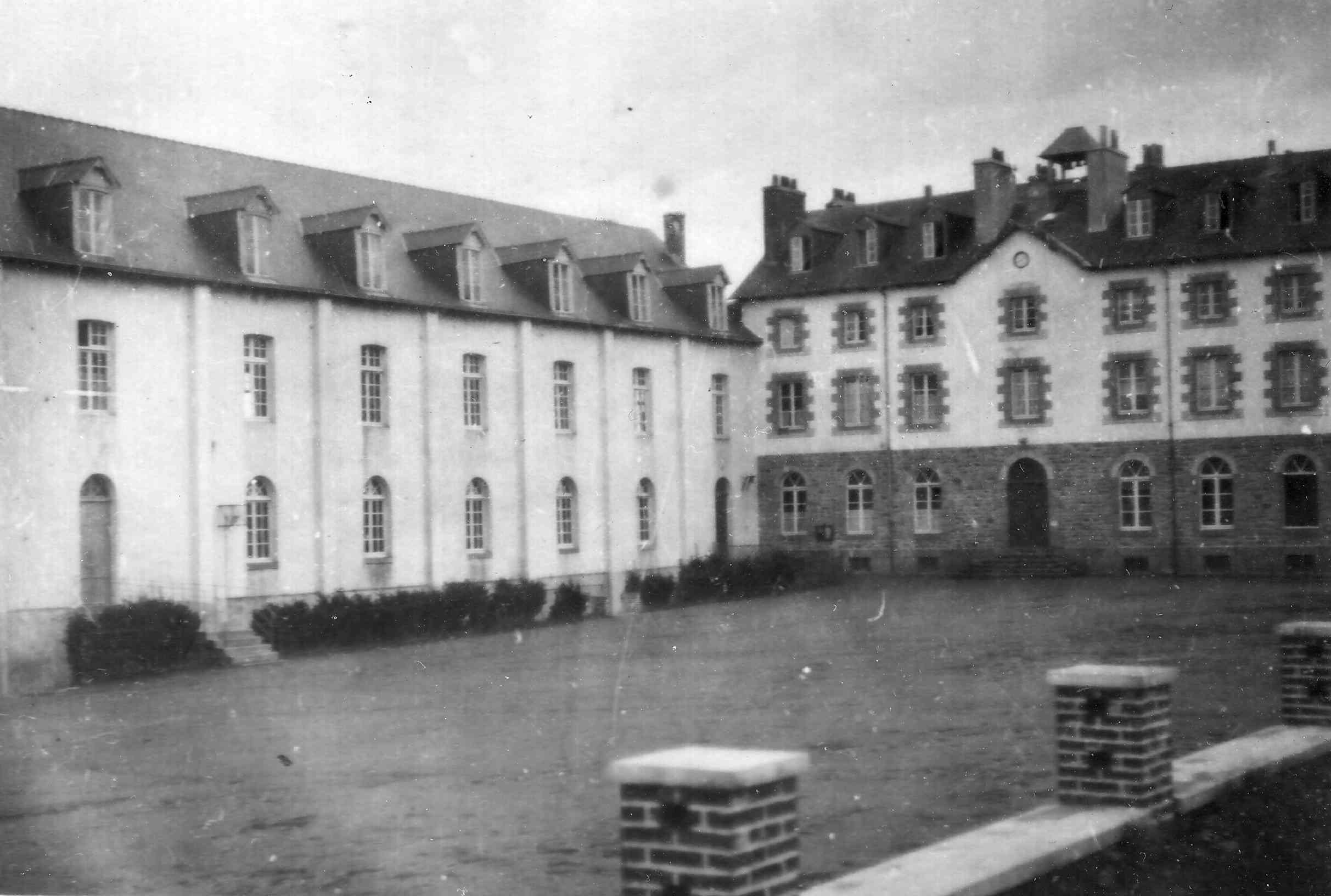 Le btiment principal et la cour, en 1948