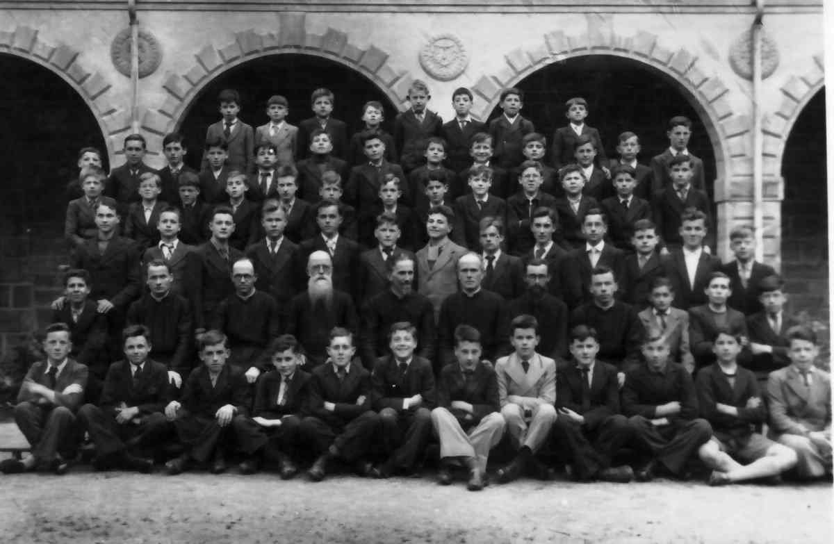 L'ensemble de l'école apostolique de l'Abbaye, en 1940 L'ensemble de l'école apostolique de l'Abbaye, en 1940