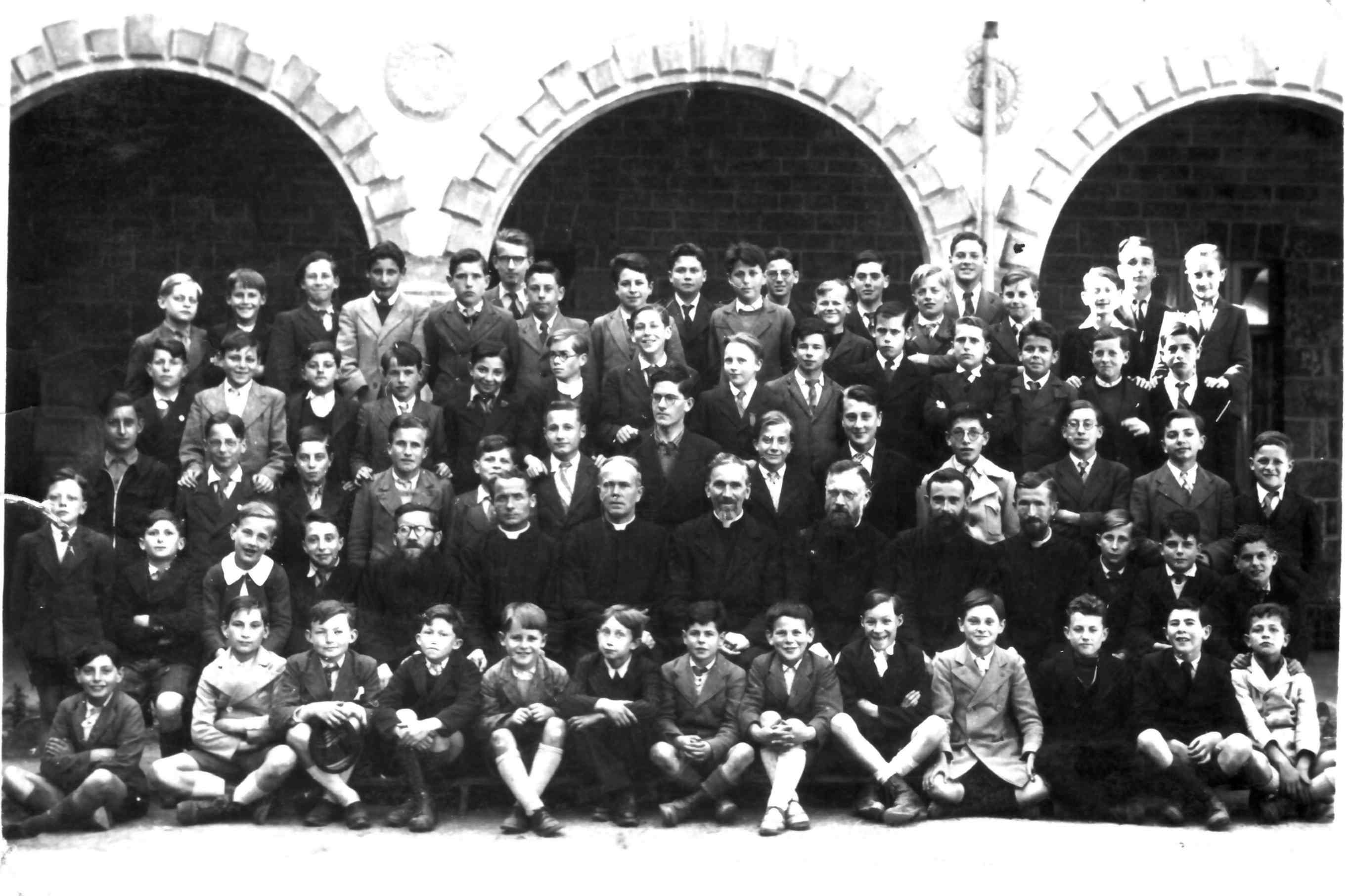 Saint-Ilan à l'Abbaye, 1942-43 : classes de 5ème et 6ème Saint-Ilan à l'Abbaye, 1942-43 : classes de 5ème et 6ème
