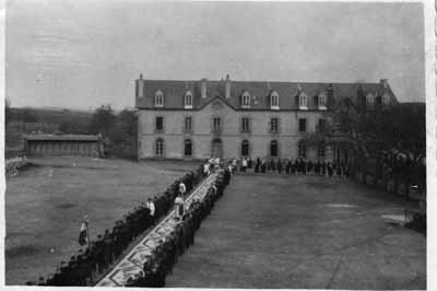 La procession arrive dans la cour